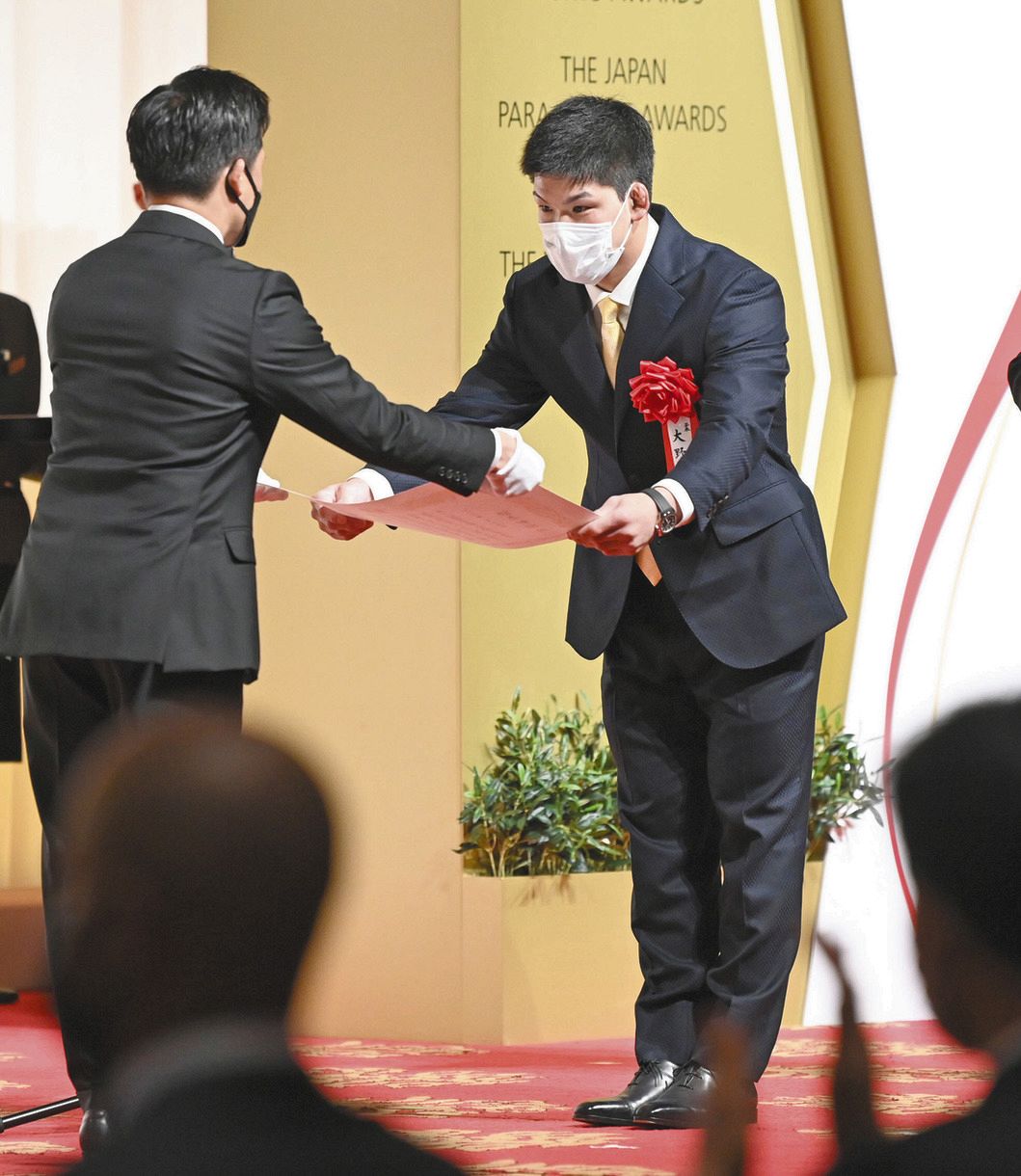 日本スポーツ賞で大賞を受賞し、柔道家の野村忠宏氏（左）から表彰状を受け取る大野将平