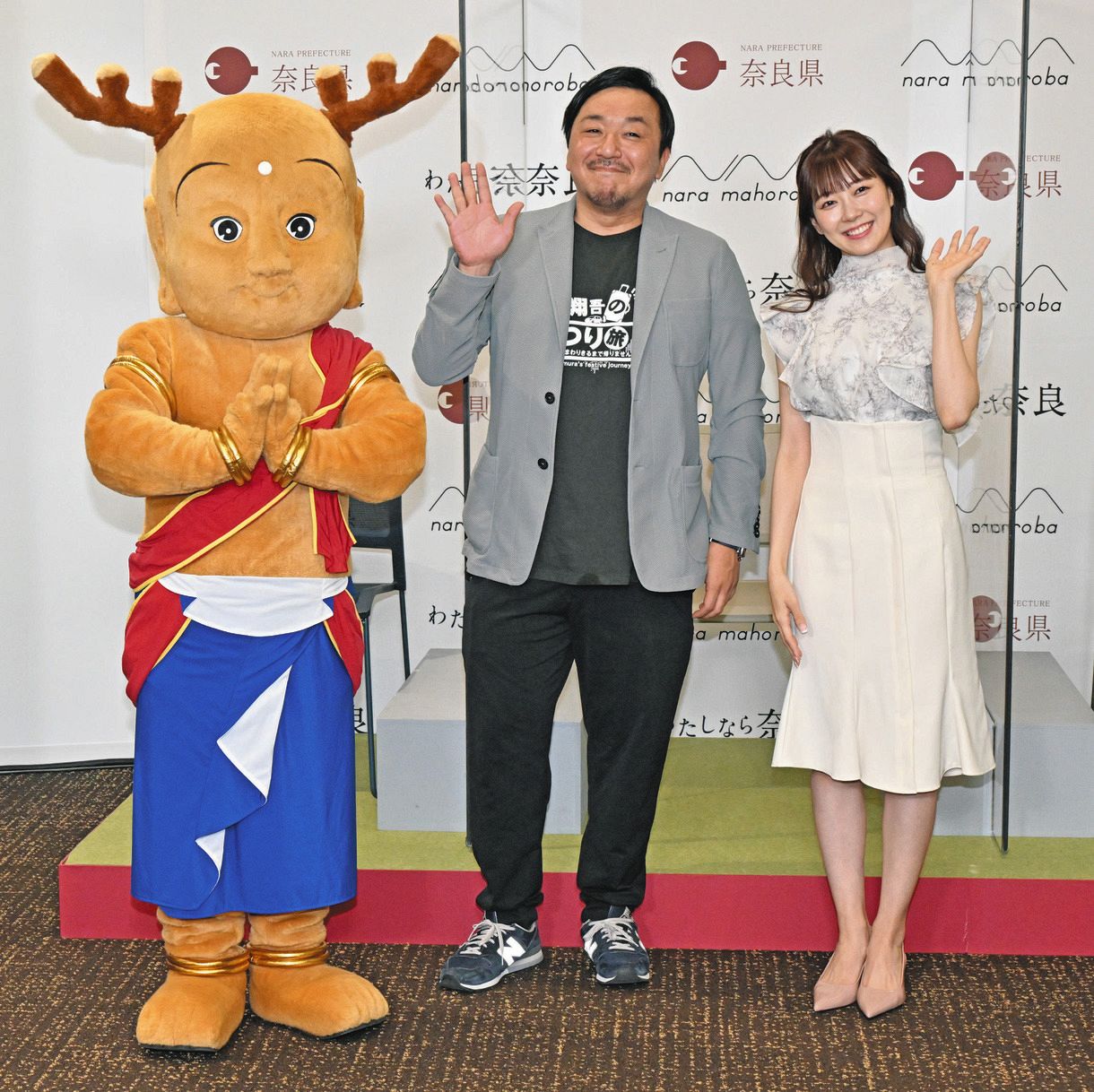 「奈良まほろば館」のリニューアル１周年記念イベントに登場した渡辺美優紀（右）と作家の今村翔吾さん（中央）。左はせんとくん