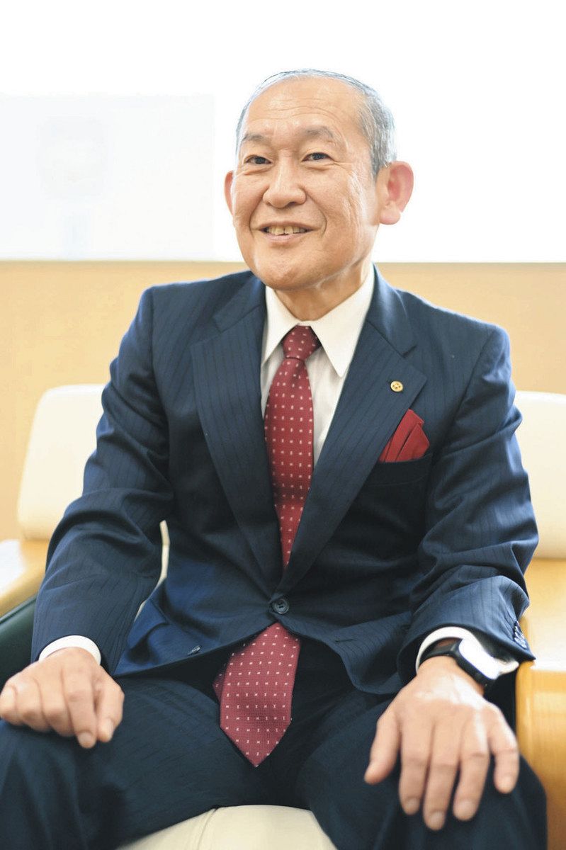 インタビューに答える小倉会頭＝津市中央で
