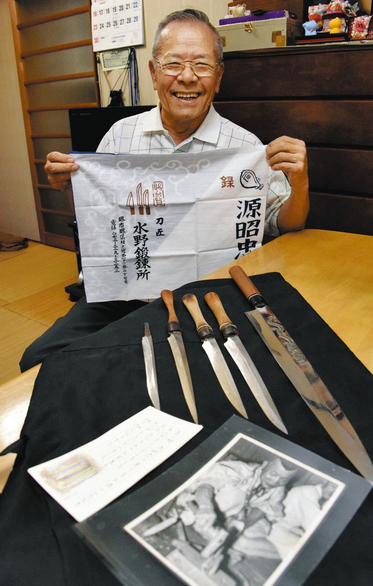 包丁の製造元と交流が生まれたことを喜ぶ佐藤さん＝多治見市本町で
