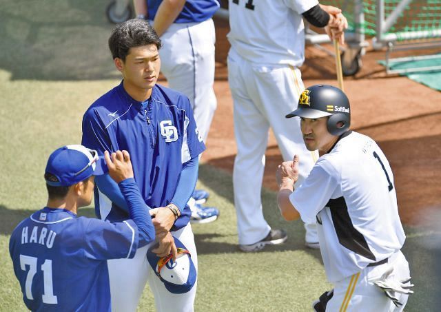 異例の特別指導 中日 石川昂にソフトバンク 内川 が13分間の打撃教室 バットの出し方の意識を教えてもらいました 試合は無安打も収穫大 中日スポーツ 東京中日スポーツ