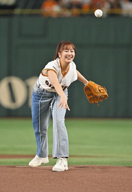 ももクロ・佐々木彩夏がセレモニアルピッチ「すごい緊張しちゃって