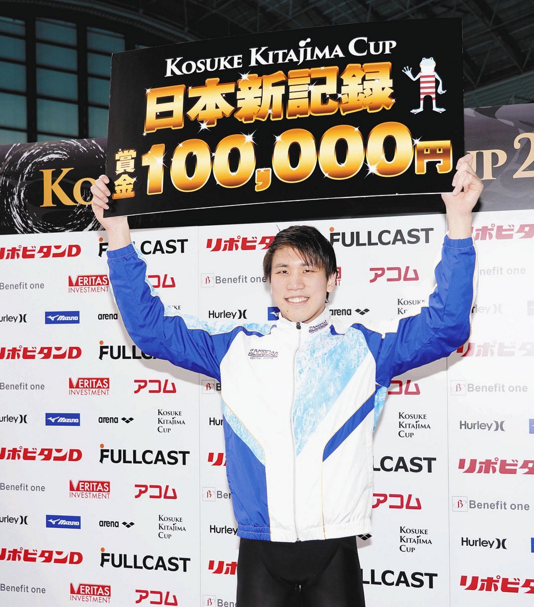 男子200メートル自由形決勝で日本新で優勝し、ボードを掲げる松元克央