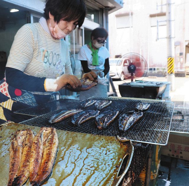 街中に香ばしい匂い、店先でウナギのかば焼き 尾鷲の魚鉄商店：中日新聞Web