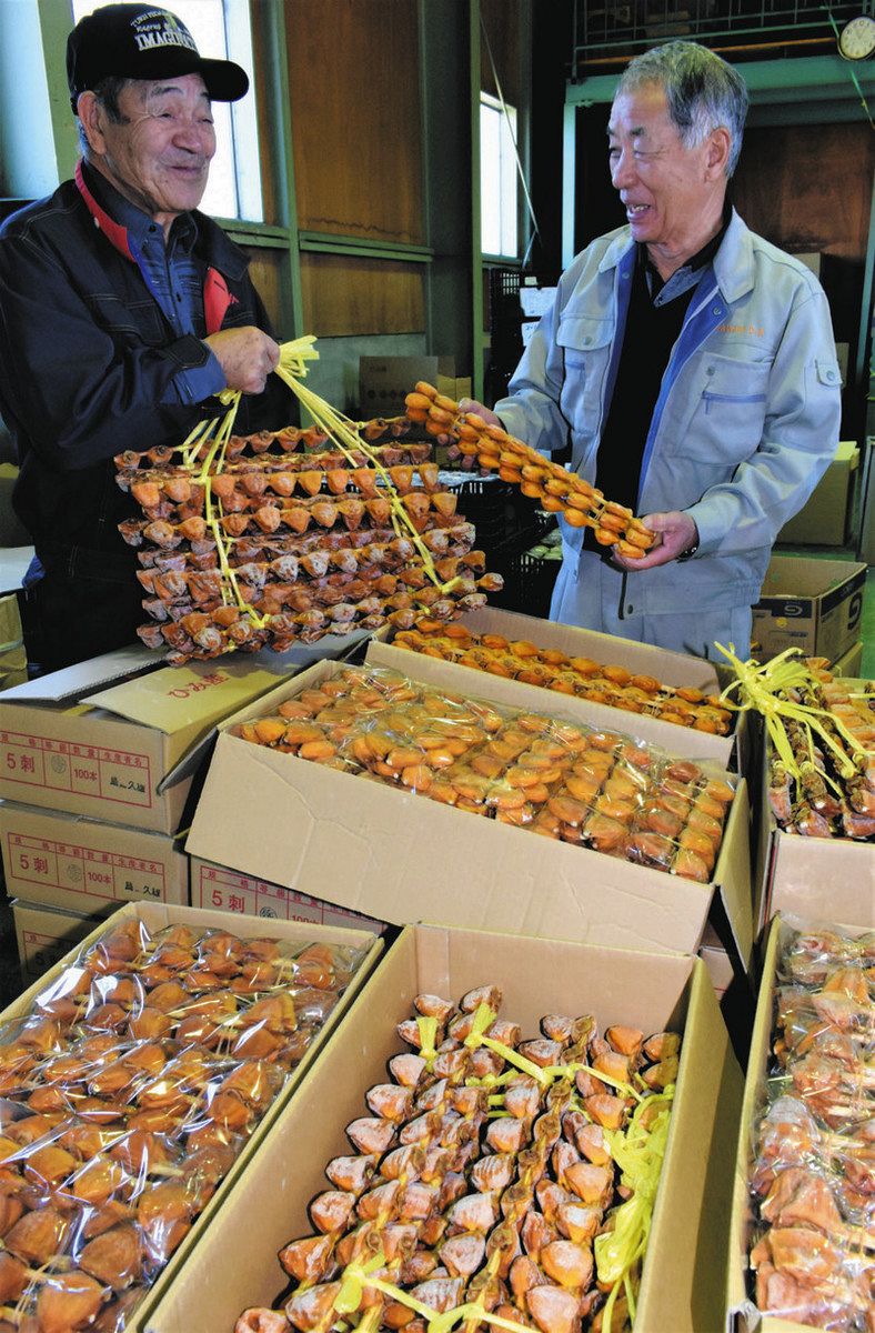 幕末舶来品 ギヤマン菓子器 縁起物「久目の串柿」出荷前検査 氷見：北陸中日新聞Web
