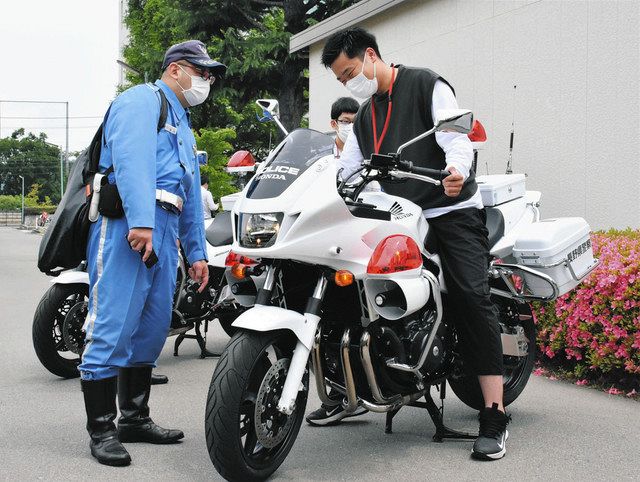 憧れの白バイにまたがる 県警でインターンシップ：中日新聞Web