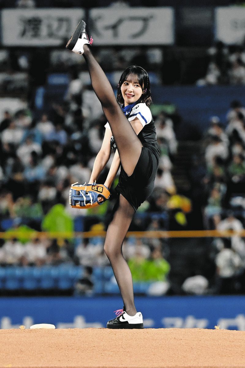 岡田紗佳、再びの“美脚投球”披露で神宮球場を魅了！「マージャンであがった時にもこのどよめきが欲しい」：中日スポーツ・東京中日スポーツ