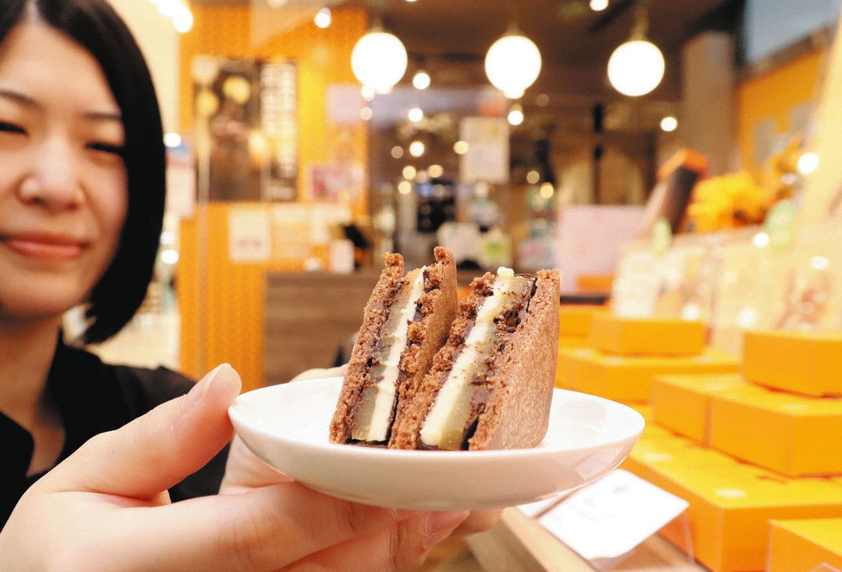 新発売のサツマイモを使ったチョコレートサンド＝松本市深志1で 