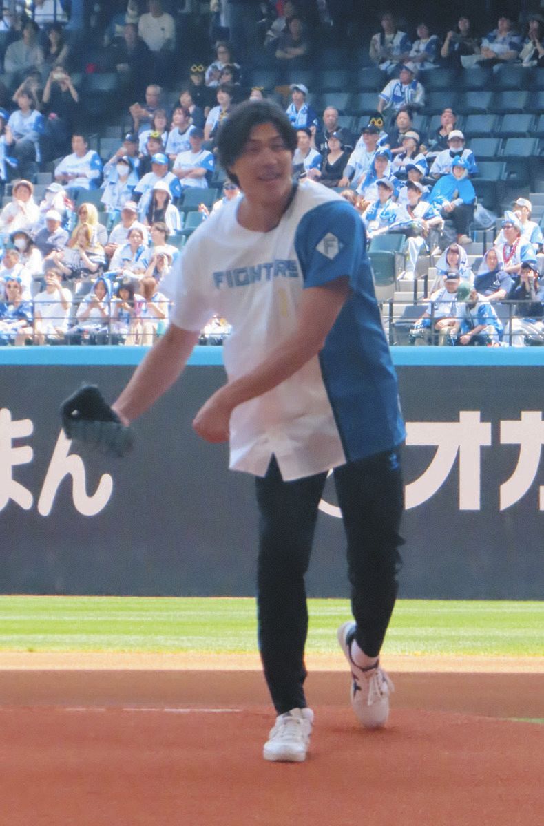 日本ハム】元男子バレー日本代表の清水邦広さん、ファーストピッチ「癖