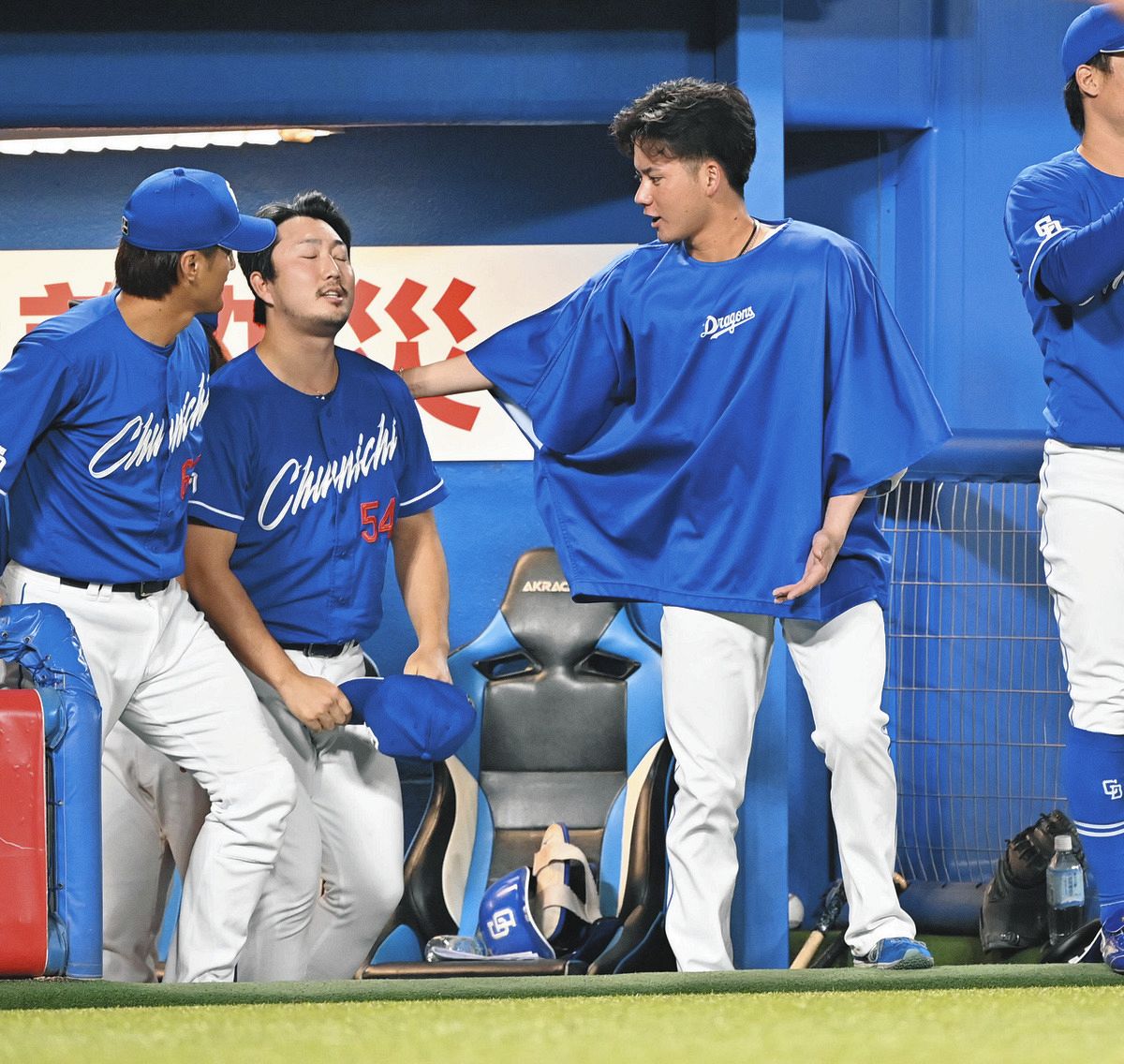 ◇中日・藤嶋健人、ベンチで感謝と安堵の入り交じった表情、金丸も肩を