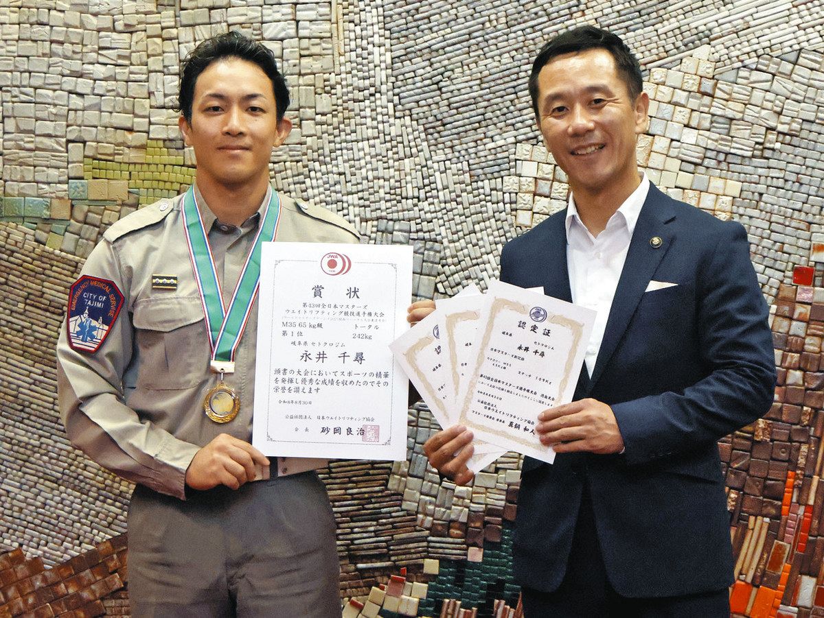高木貴行市長（右）に優勝を報告した永井さん＝多治見市役所で
