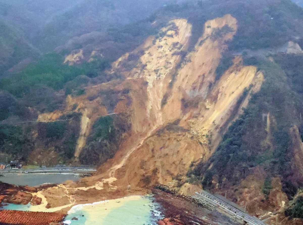 能登半島地震・上空ルポ】「72時間」迫る中で懸命の救出活動 山崩れが行く手を阻む：北陸中日新聞Web