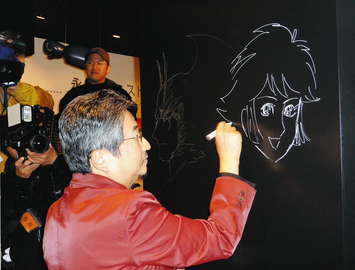 石川県輪島市にオープンした記念館の壁にイラストを描く漫画家の永井豪さん＝2009年4月