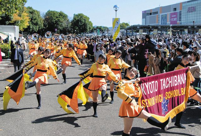 オレンジの悪魔」 扶桑町70周年をパレードで祝う：中日新聞Web