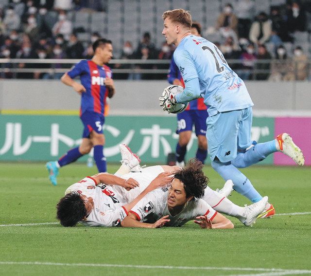 20日のFC東京戦、ゴール前で倒れ込む名古屋・長沢（左）