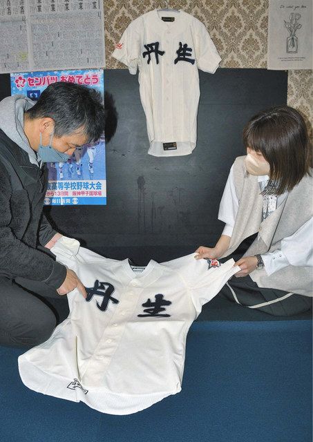 選抜出場を機にユニホーム一新 丹生高野球部、監督から手渡し：中日新聞Web