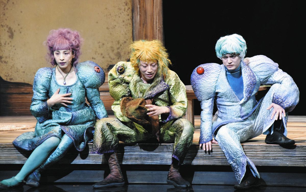 「蛙昇天」の公開舞台稽古で熱演する（左から）音月桂、矢崎広、中山優馬