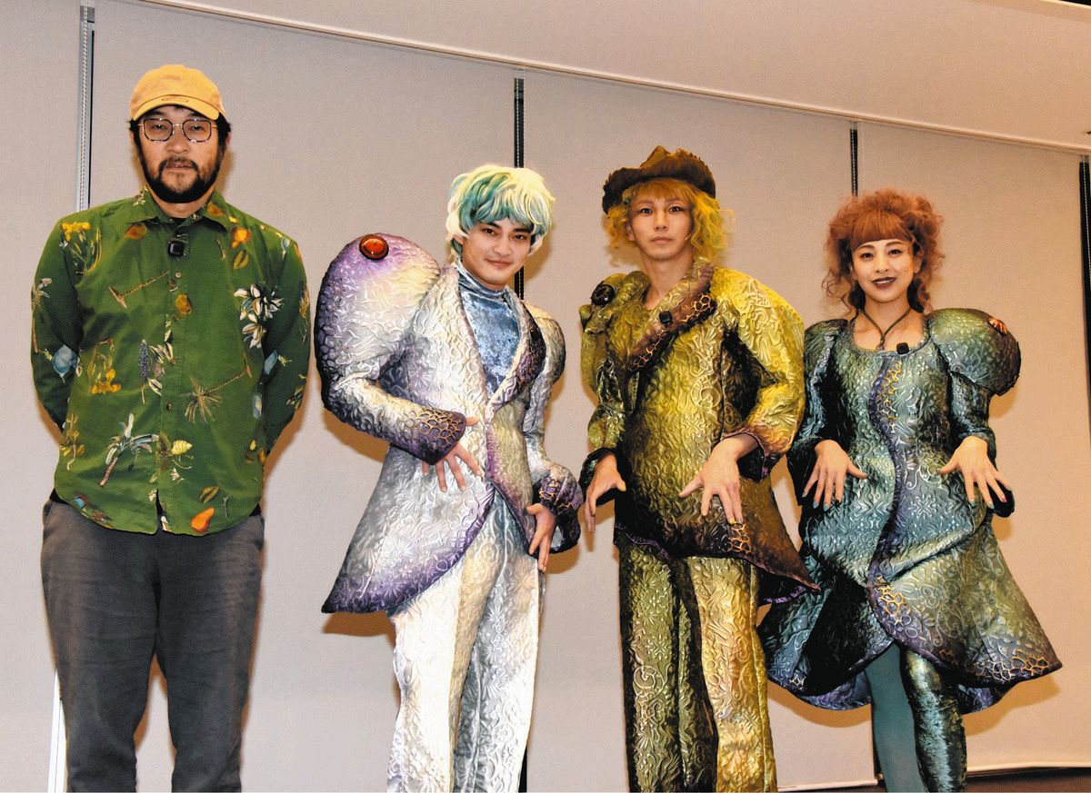 囲み取材に出席した（左から）ウォーリー木下さん、中山優馬、矢崎広、音月桂