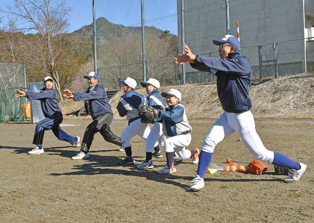 野球人口増へ 前向き交流 地元小学生チームに木曽青峰高生が指導 中日新聞web