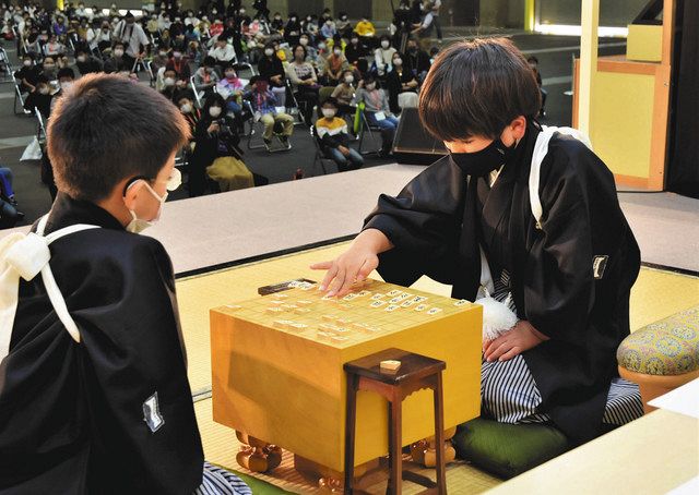 特設ステージで決勝を戦う子どもたち＝名古屋市港区のポートメッセなごやで 