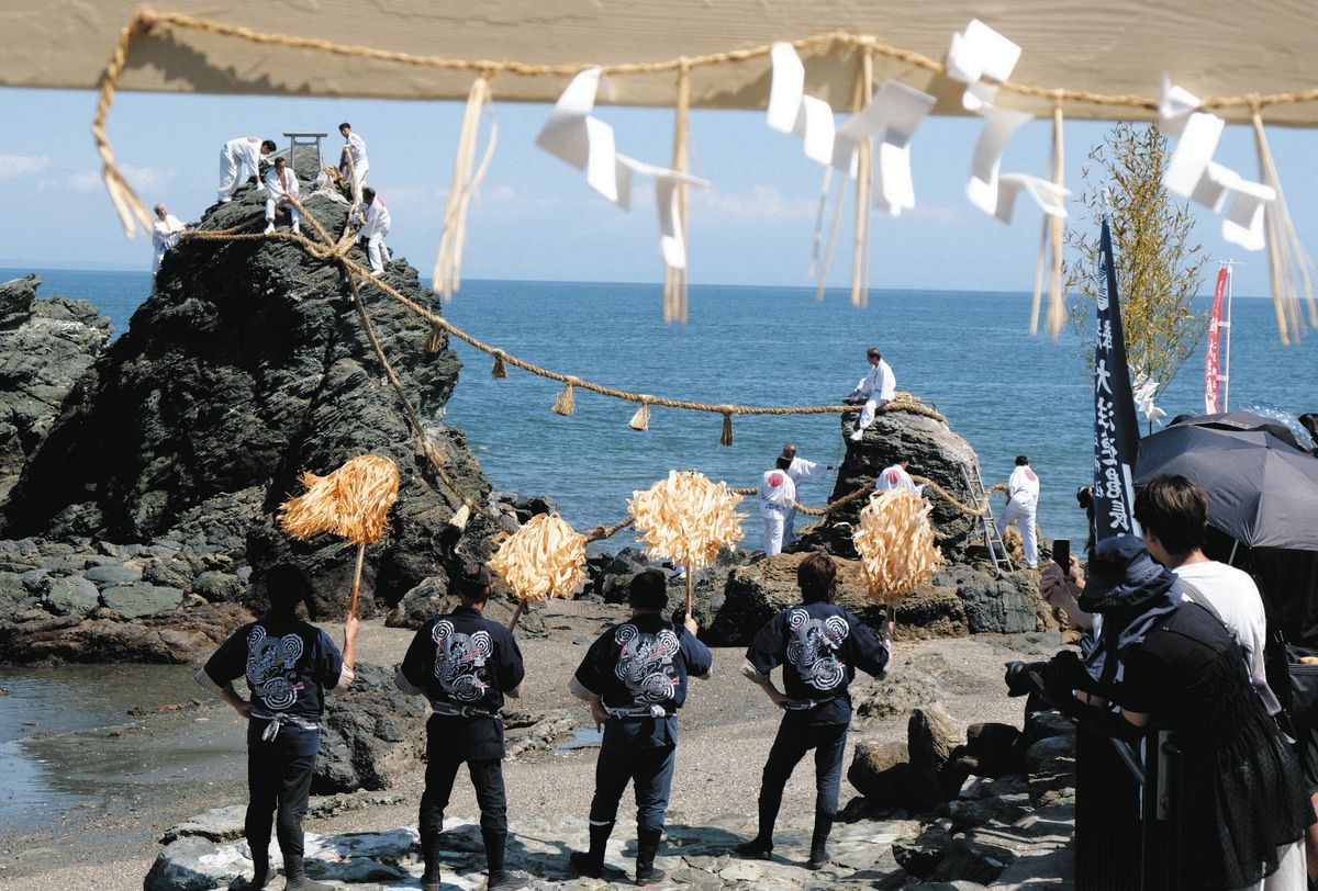 すがすがしい気持ちで 三重県伊勢市・二見興玉神社で夫婦岩のしめ縄を