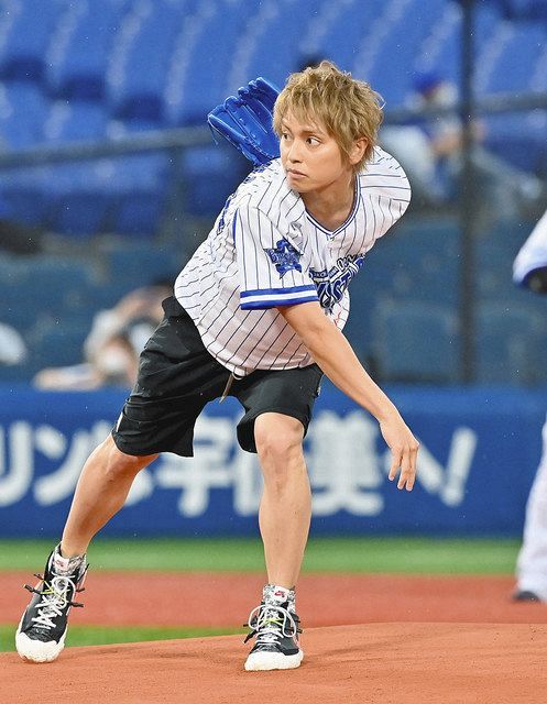 手越祐也が人生初の始球式 背番号「1054」ハマスタでワンバン投球 「80
