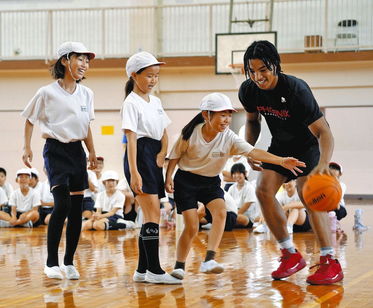 プロの技に歓声 バスケ・三遠ネオフェニックスの選手ら浜松市・浜名小5