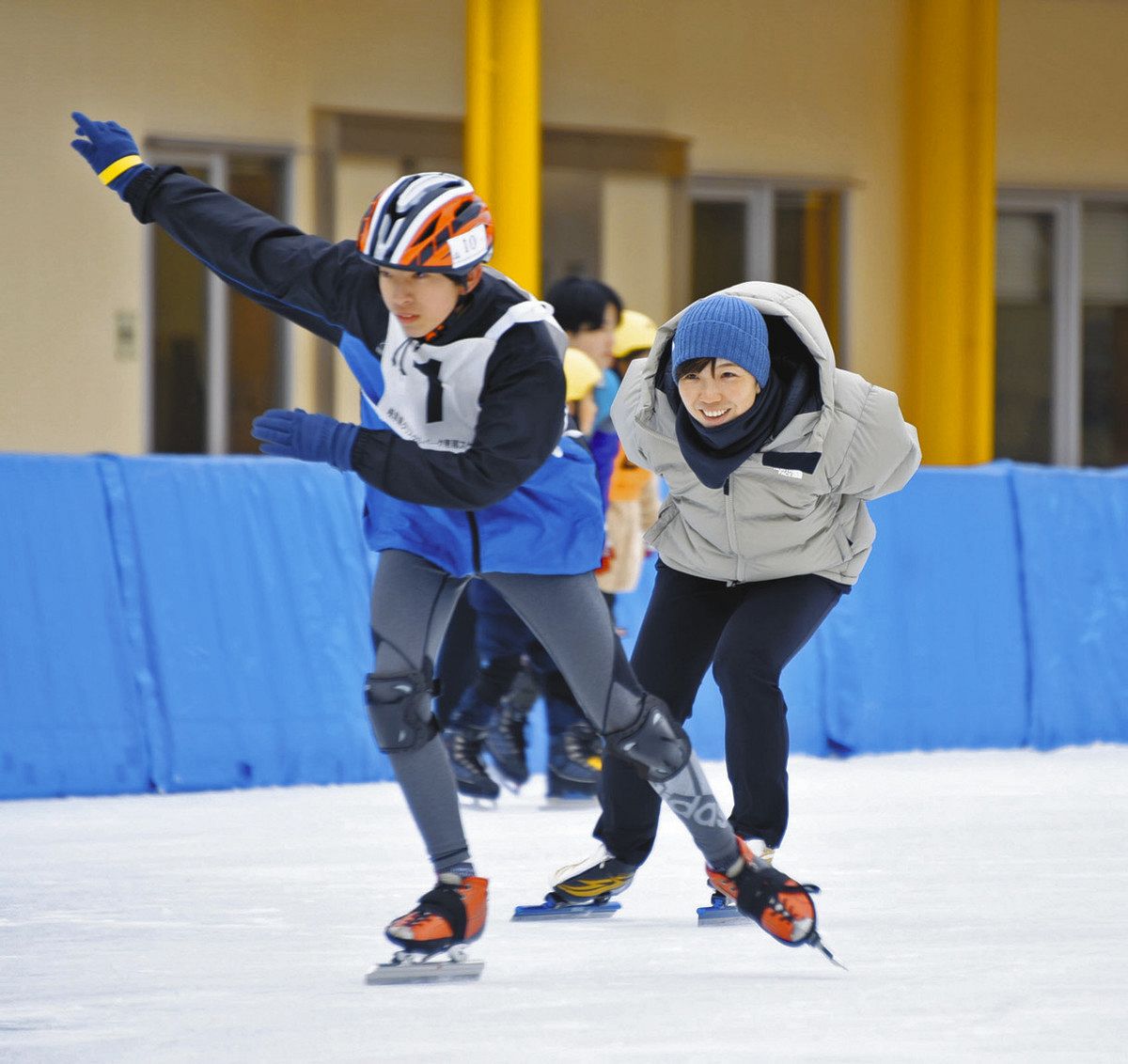 児童らと一緒にスケートを楽しむ小平さん（右）＝恵那市武並町竹折で
