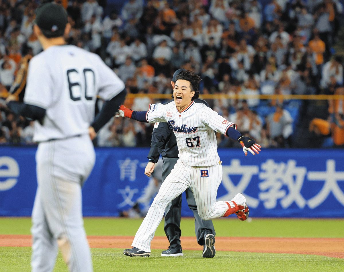 伊藤琉偉 プロ初ホームラン 記念ユニフォーム Mサイズ ヤクルト2年目の 