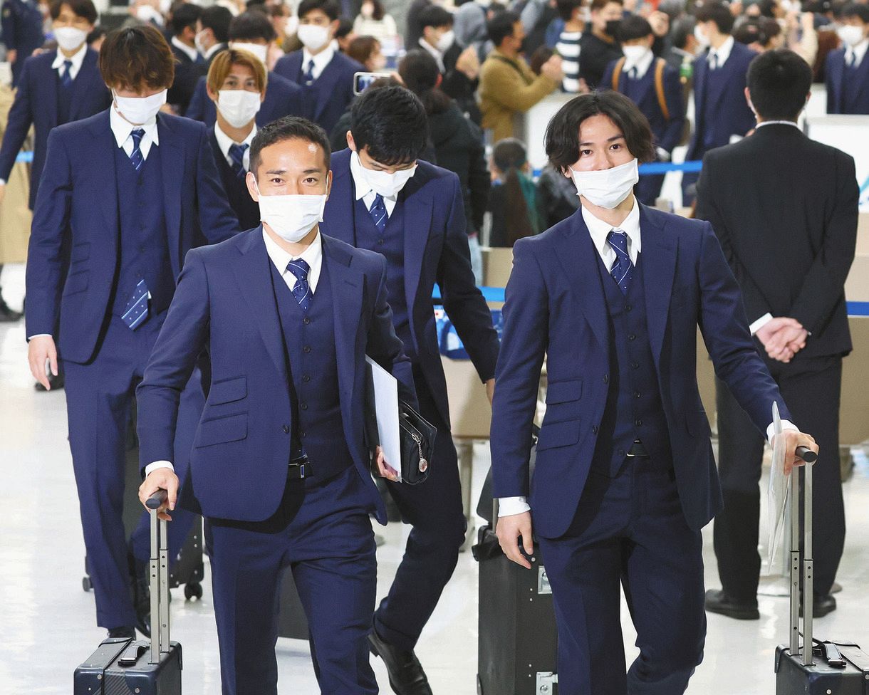 サッカー日本代表 7大会連続w杯出場決定から一夜明け帰国 疲れ見せず晴れやかな表情 中日スポーツ 東京中日スポーツ