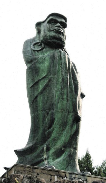 放つ存在感、視線の先は 銅像「立ち達磨」（飛騨市）：中日新聞Web