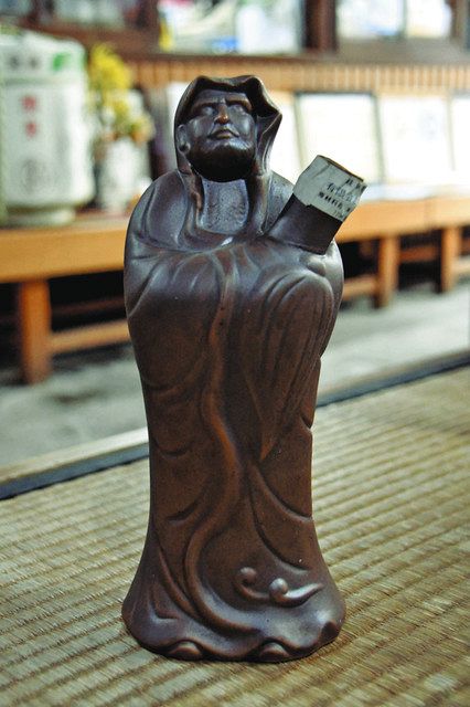 放つ存在感、視線の先は 銅像「立ち達磨」（飛騨市）：中日新聞Web