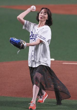 大女優が体験した 未知の世界 島田陽子さんが始球式 中日スポーツ 東京中日スポーツ
