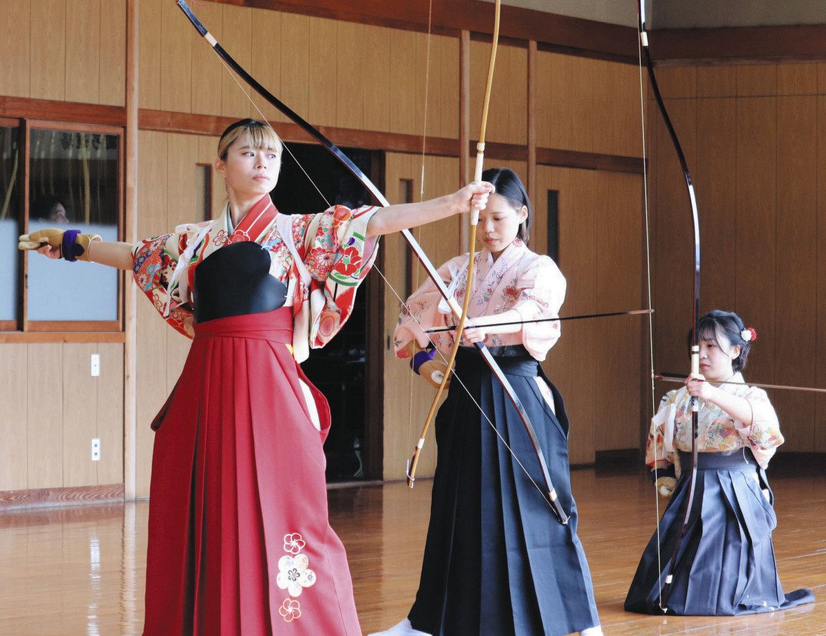 技術向上願い気合入れて「初射会」 大津で弓道愛好家ら：中日新聞Web