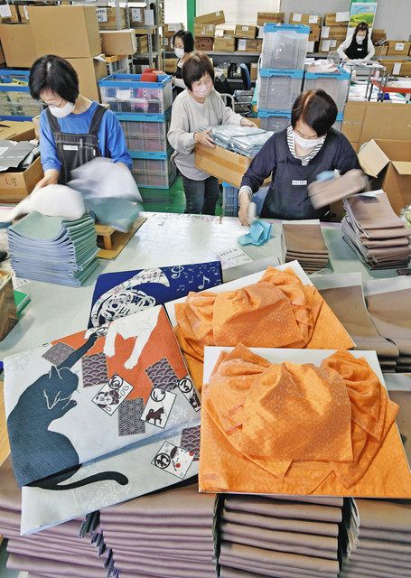 ふるさと納税 小物 福井県 坂井市 ゆかた帯のシェア日本一 小杉織物の帯で仕立てたワイヤ―ポーチ 選べる3種 あずき色ファスナー （赤 ヒシ） A-9446_03 赤 ヒ… sd2_872b04bd02cb120981e60724a3