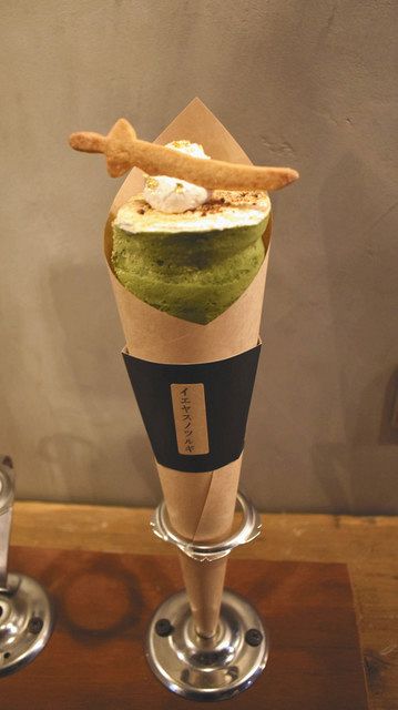 徳川家康の刀をイメージしたクッキーをのせたクレープ＝岡崎市松本町のテラカドコーヒーで