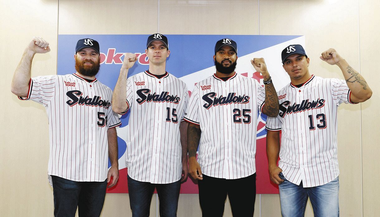 ヤクルト新助っ人・サンタナら4人が入団会見 前ソフトバンクのバンデン