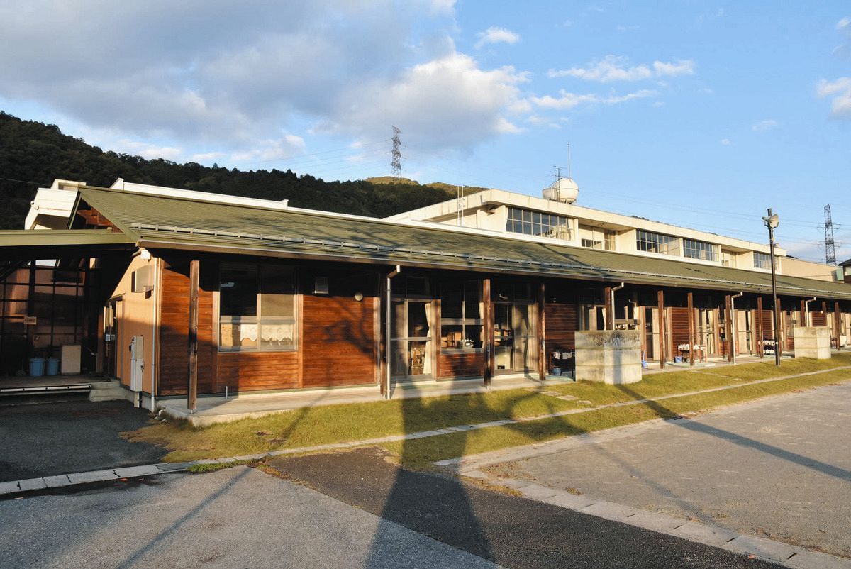 閉校の牧田小学校は文化交流施設、一之瀬小学校はドローン研修施設に