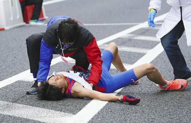 写真】担架で運ばれる創価大アンカー小野寺：中日スポーツ・東京中日 