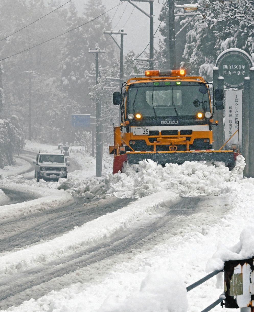 雪 福井でも厳しい冷え込み、除雪車が今季初出動 勝山の国道157号：中日