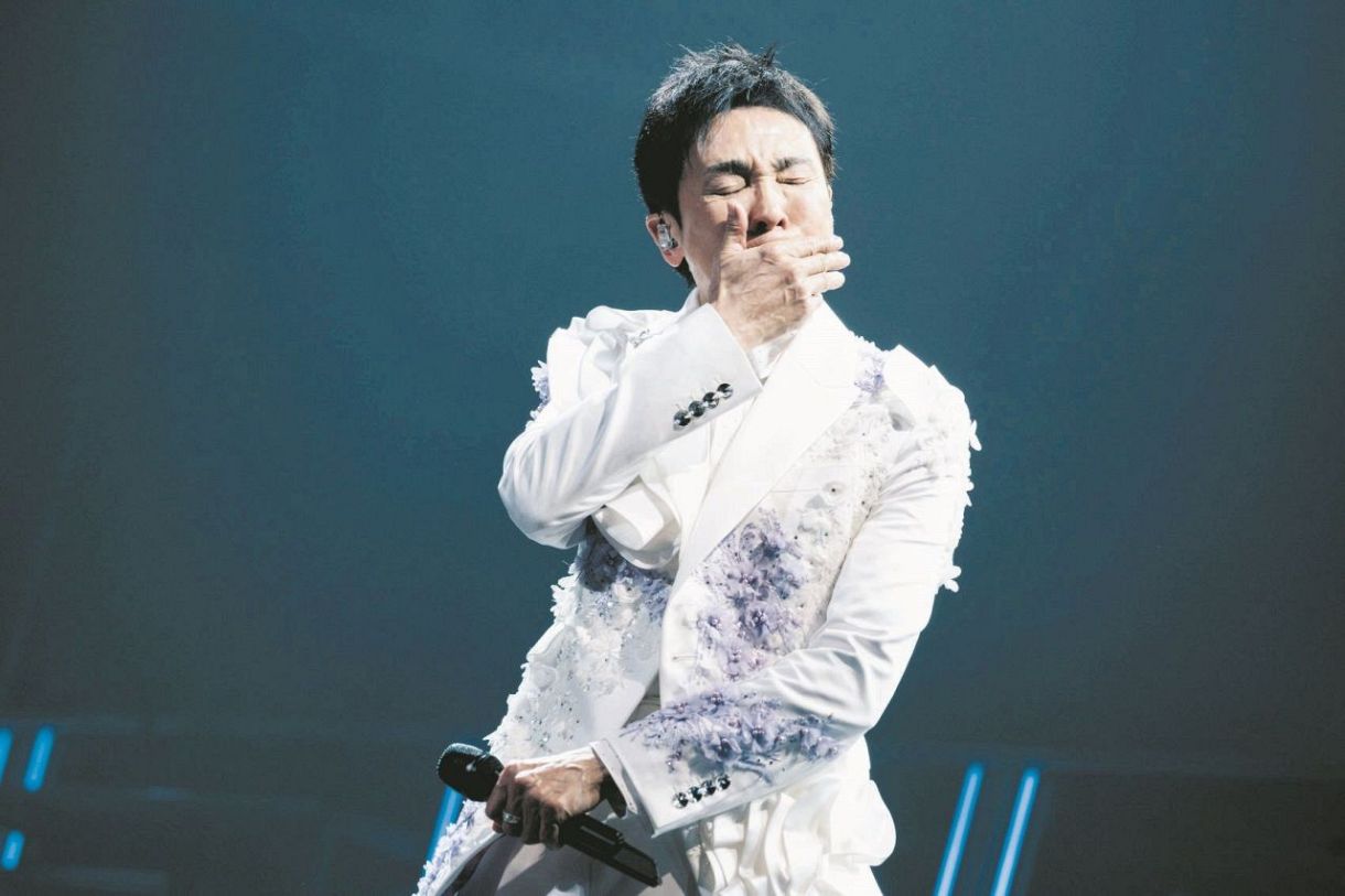 【おめでとう㊗️】郷ひろみ　武道館コンサートステージ衣装 郷ひろみ誕生日ライブ、古稀カラーに染まった武道館でファンと