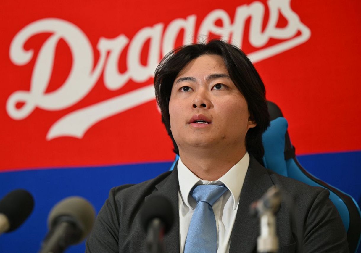 契約更改し、記者会見する近藤