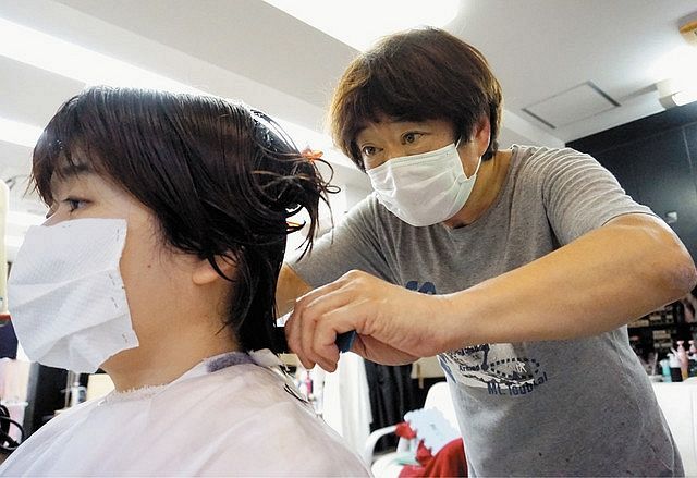 愛知 ひもを カット マスク好評 大須の美容師 安藤さん考案 中日新聞web