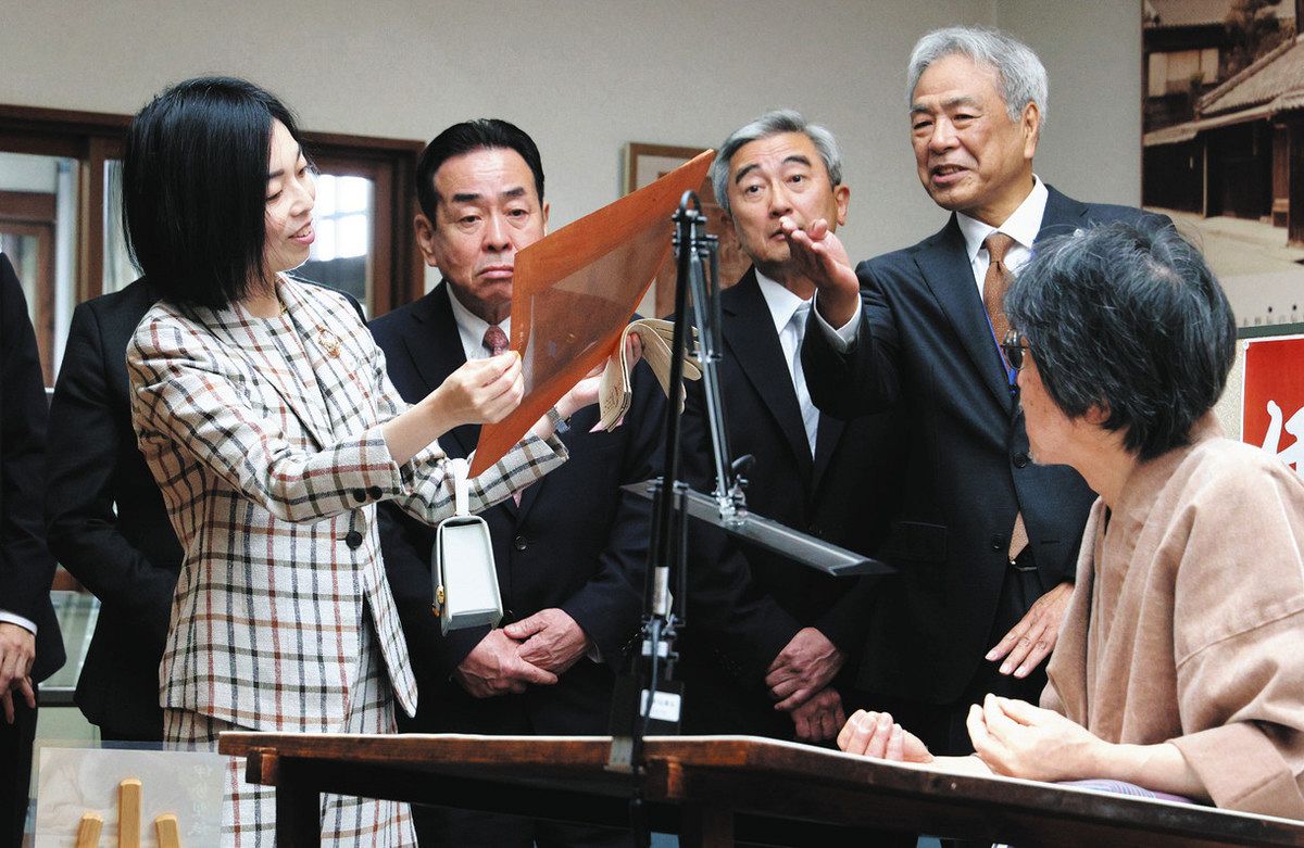 三笠宮彬子さま、県の歴史文化にご関心 伊勢型紙や鈴鹿墨、桑名
