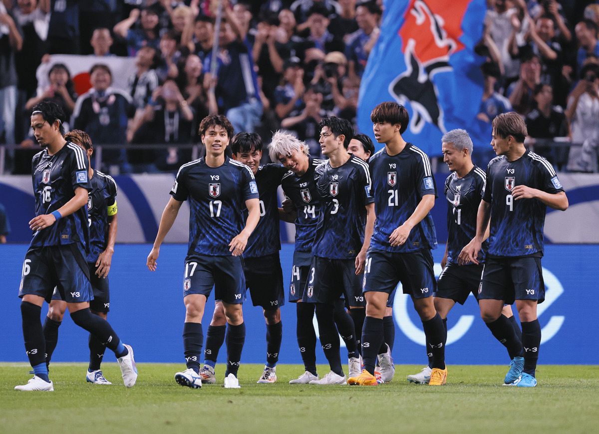 イナズマ”伊東純也、日本代表復活ゴール！チームメイトとの歓喜の輪の