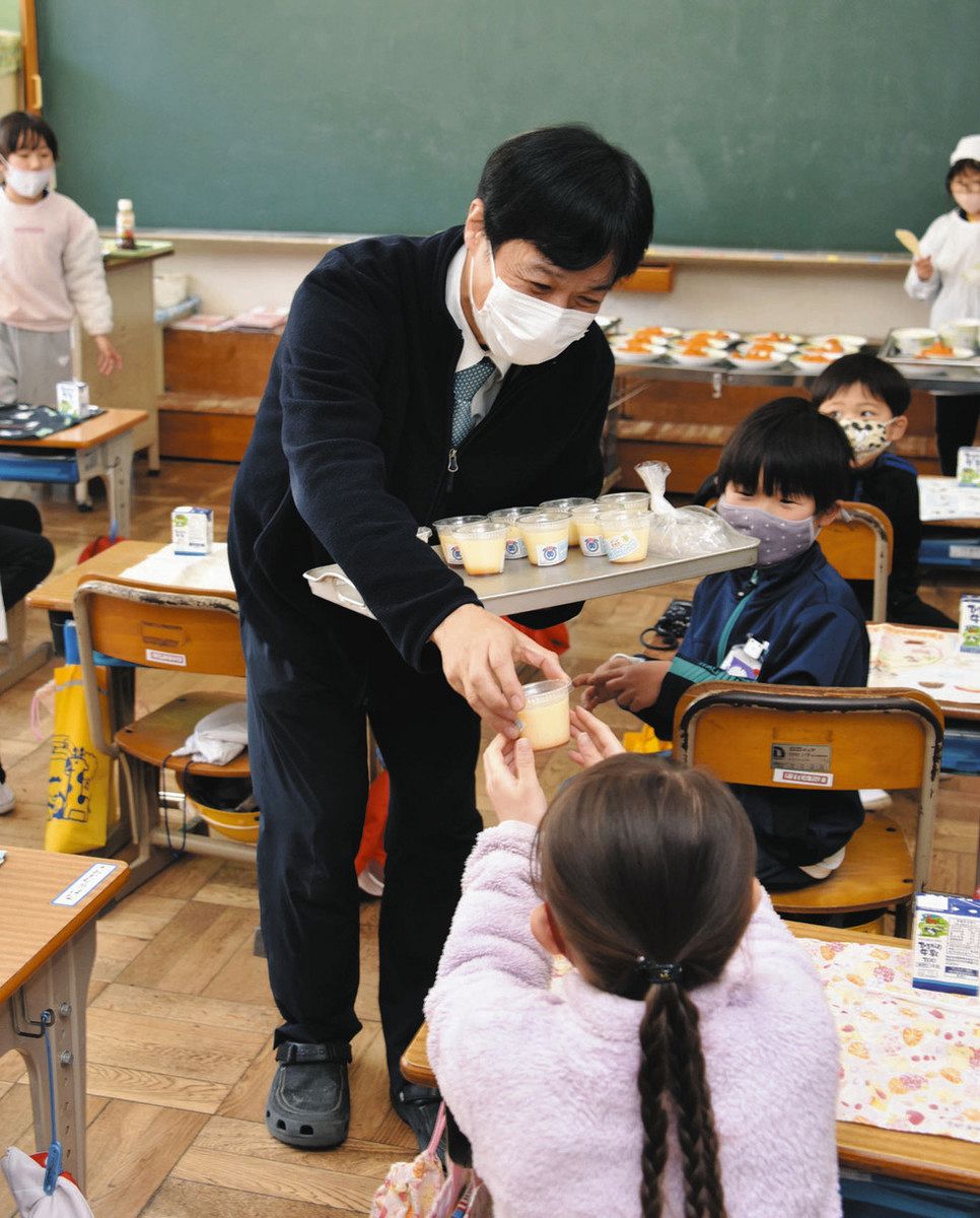 自分で作ったプリンを児童に配る山口校長（中央）＝多治見市南姫小で
