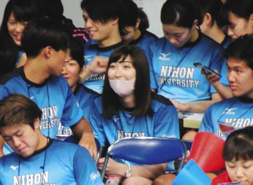 東京辰巳国際水泳場で行われている日本学生選手権を観戦に訪れた池江璃花子。所属する日大の青いＴシャツにマスク姿で、仲間のレースにメガホンで声援を送り、チームメートとも談笑＝2019年9月