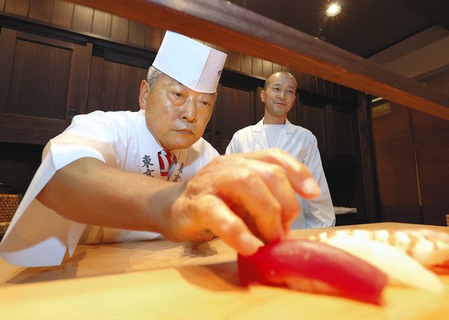 すしを握る松田さん（左）と駒田さん＝伊勢市河崎のこま田で 