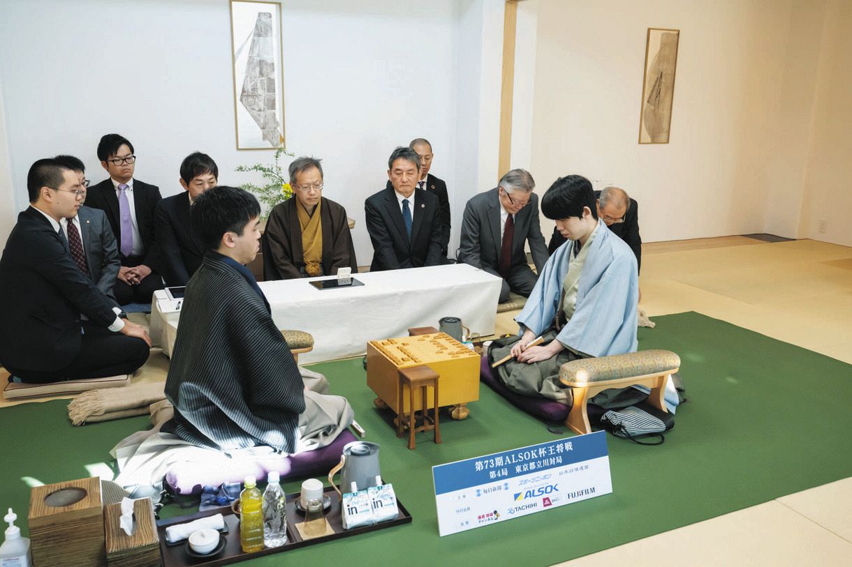 王将戦第4局1日目の対局に臨む藤井聡太王将（手前右）と菅井竜也八段（同左）＝日本将棋連盟提供