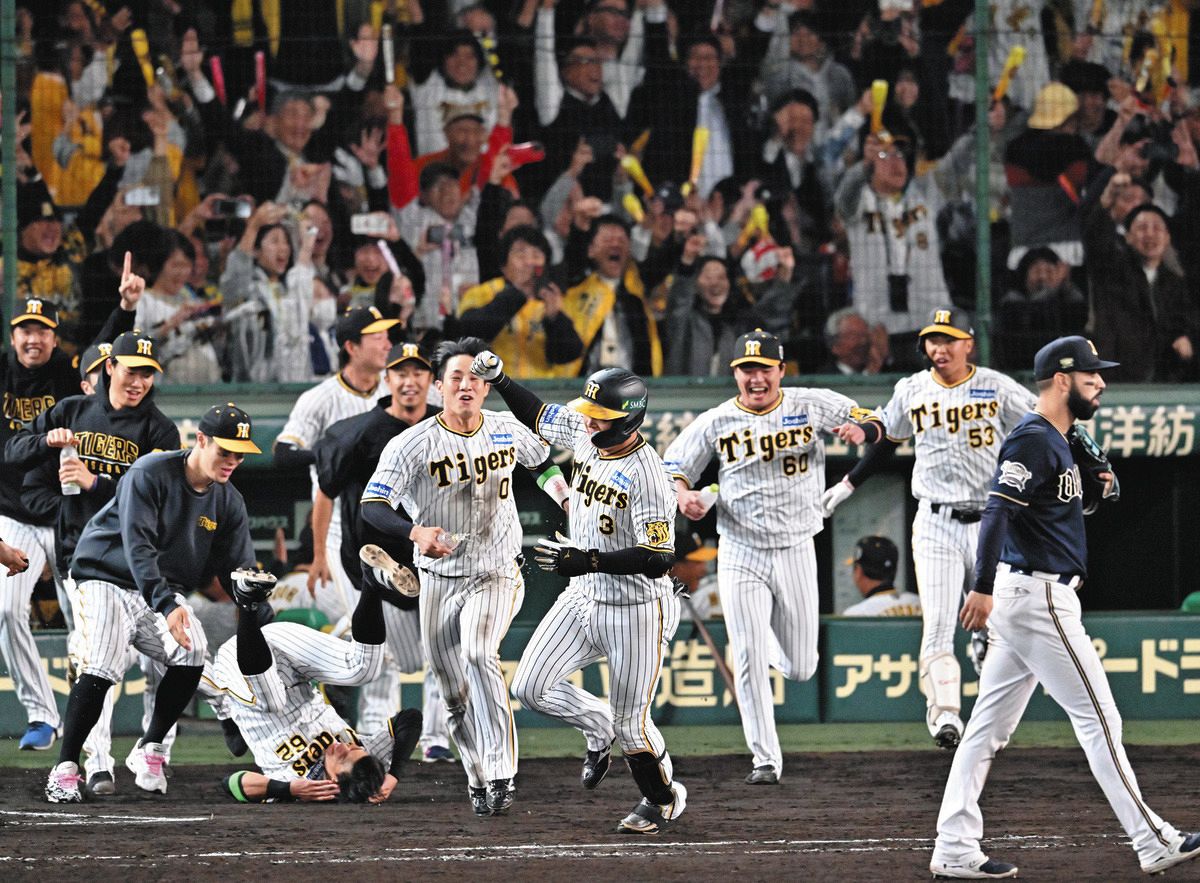 阪神が劇的サヨナラ勝利、よろこびの勢いあまってズッコケた植田